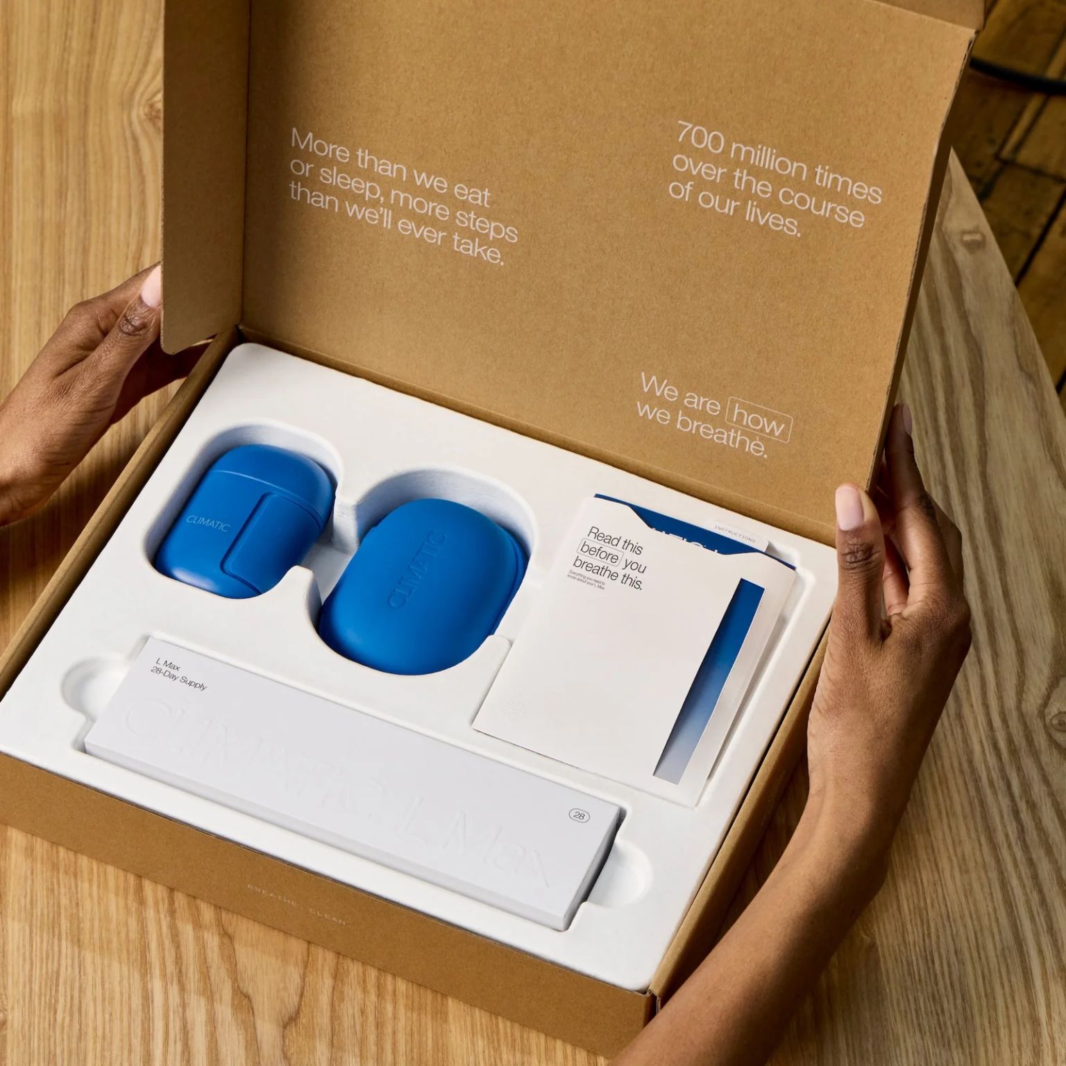 L Max unboxing — device, travel case and welcome card