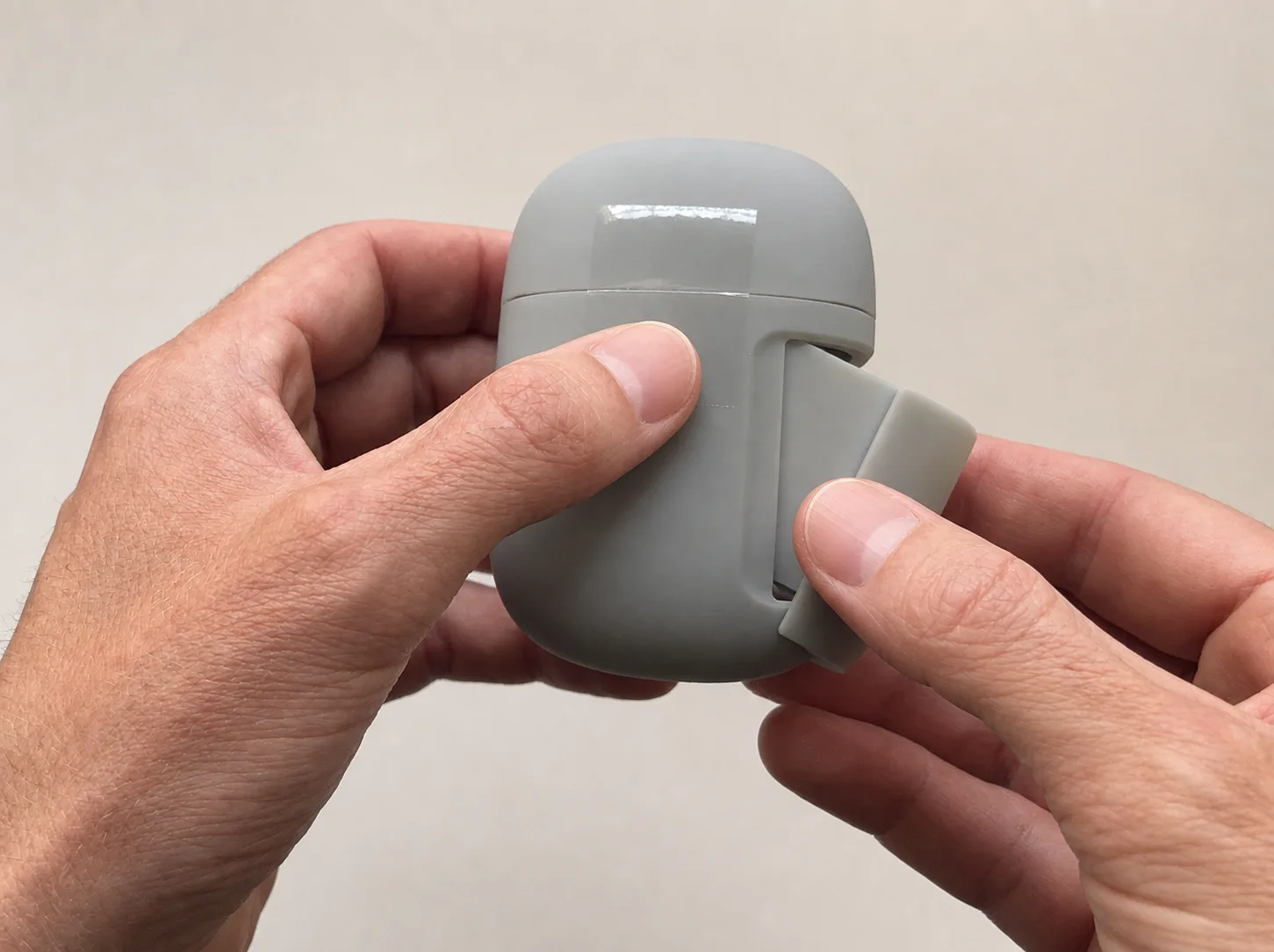 Printed handling model of the L Max device assessed in the hand